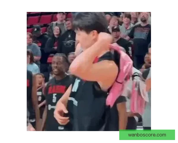 杨瀚森女友晒情侣同款粉色卫衣互动甜蜜 网友纷纷围观热议